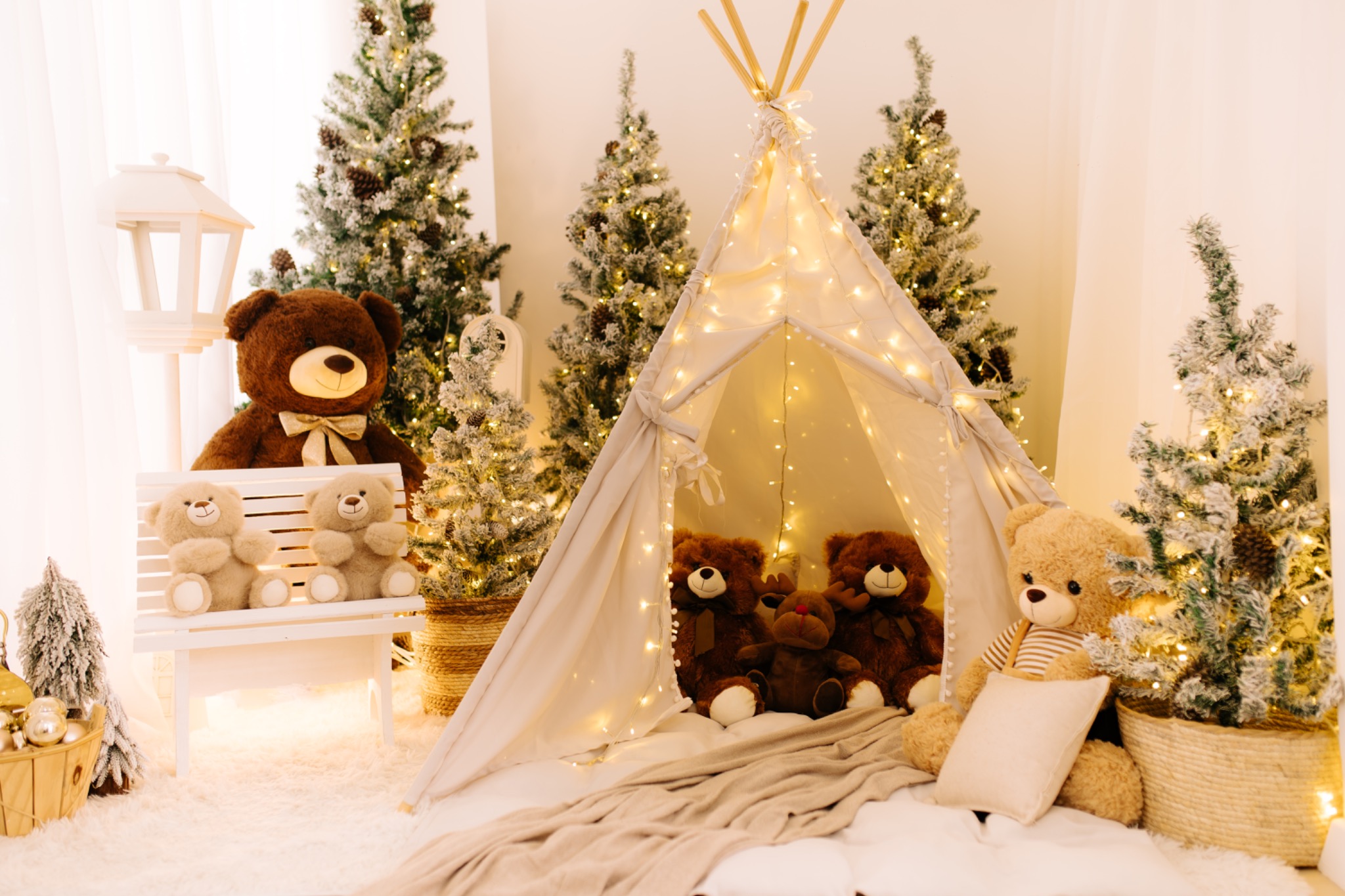 Cenário infantil com cabana iluminada e ursinhos