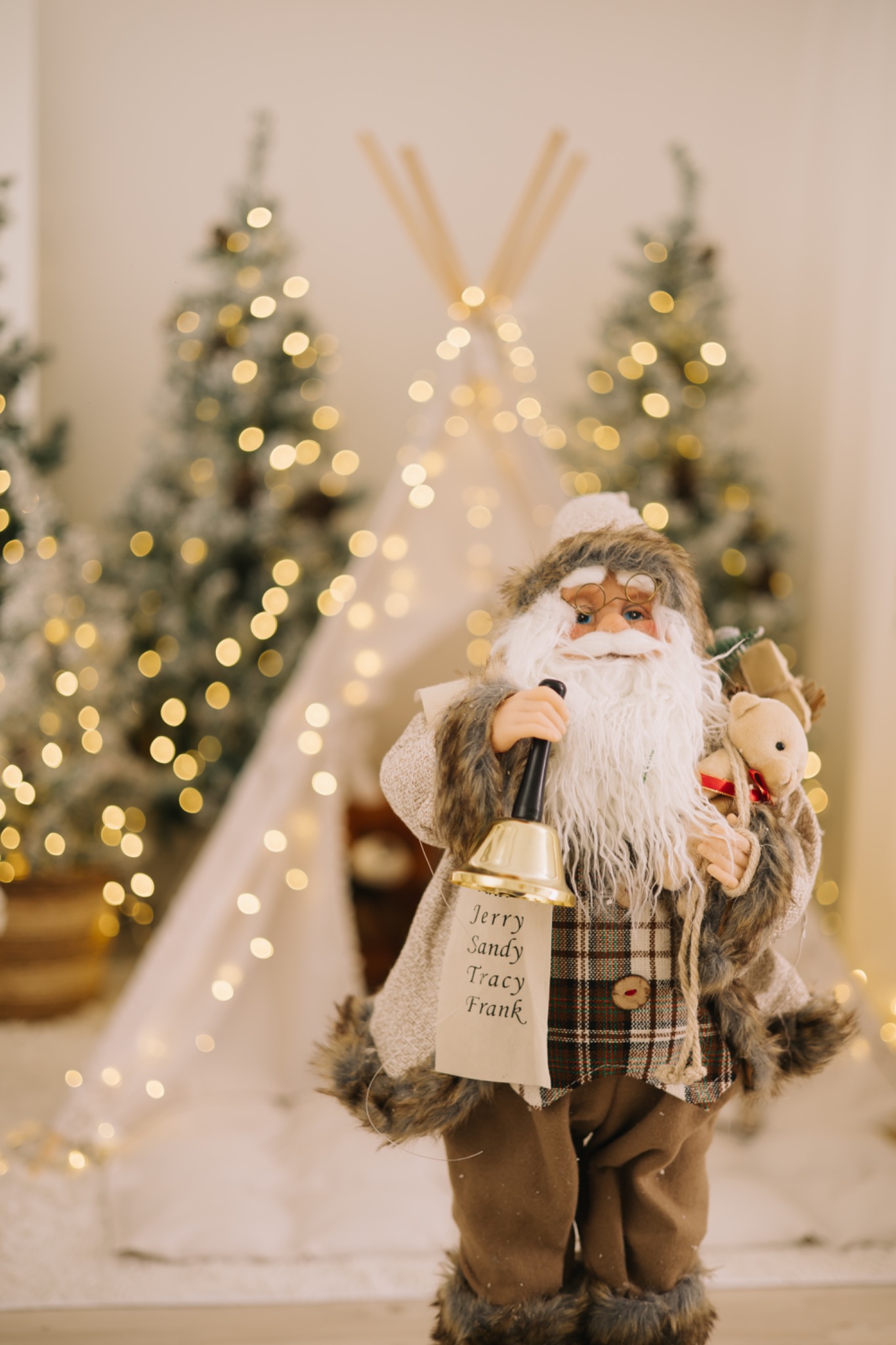 Papai Noel decorativo no cenário de Natal