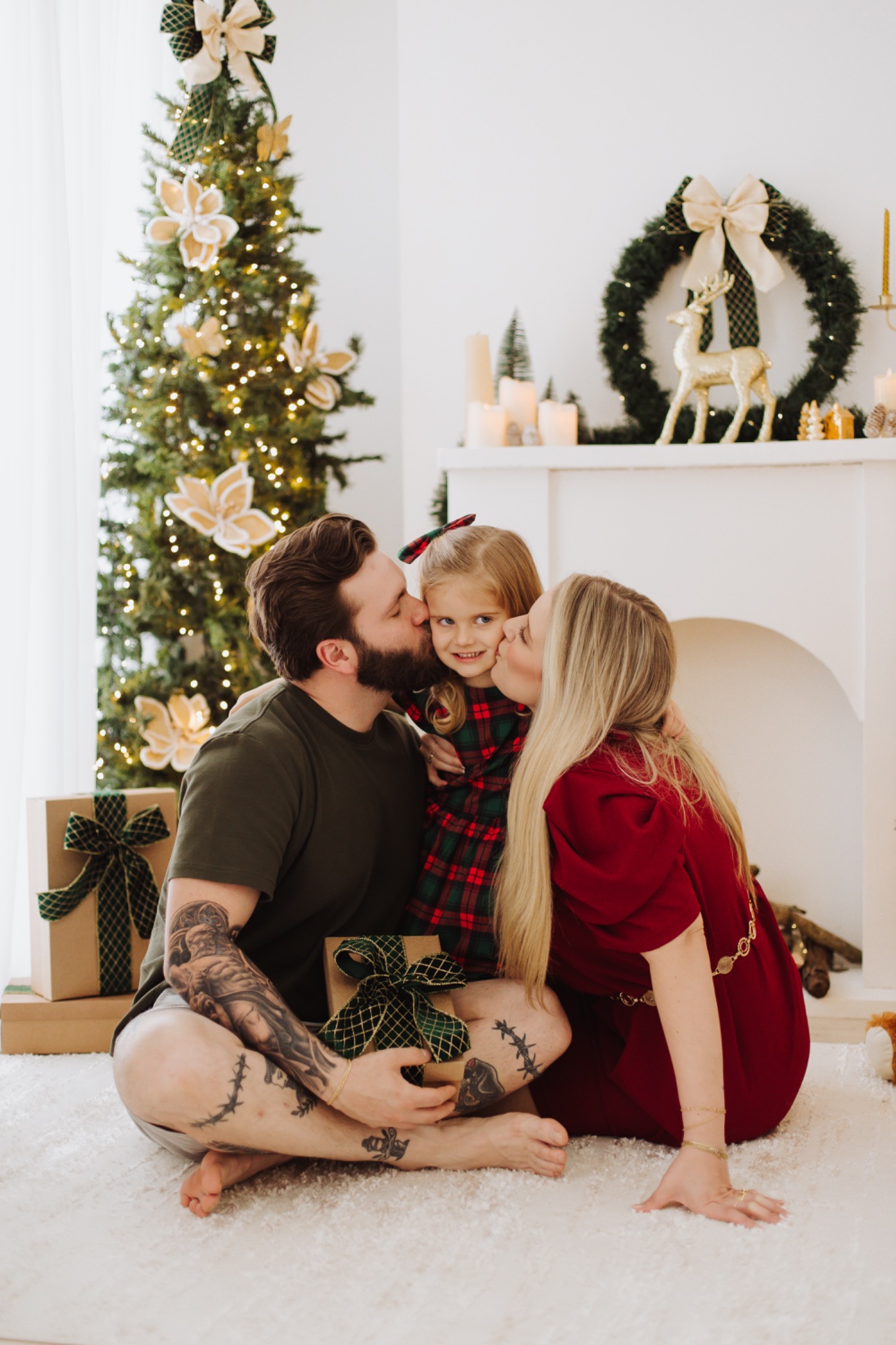 Pais beijando a filha durante o ensaio de Natal de 2025