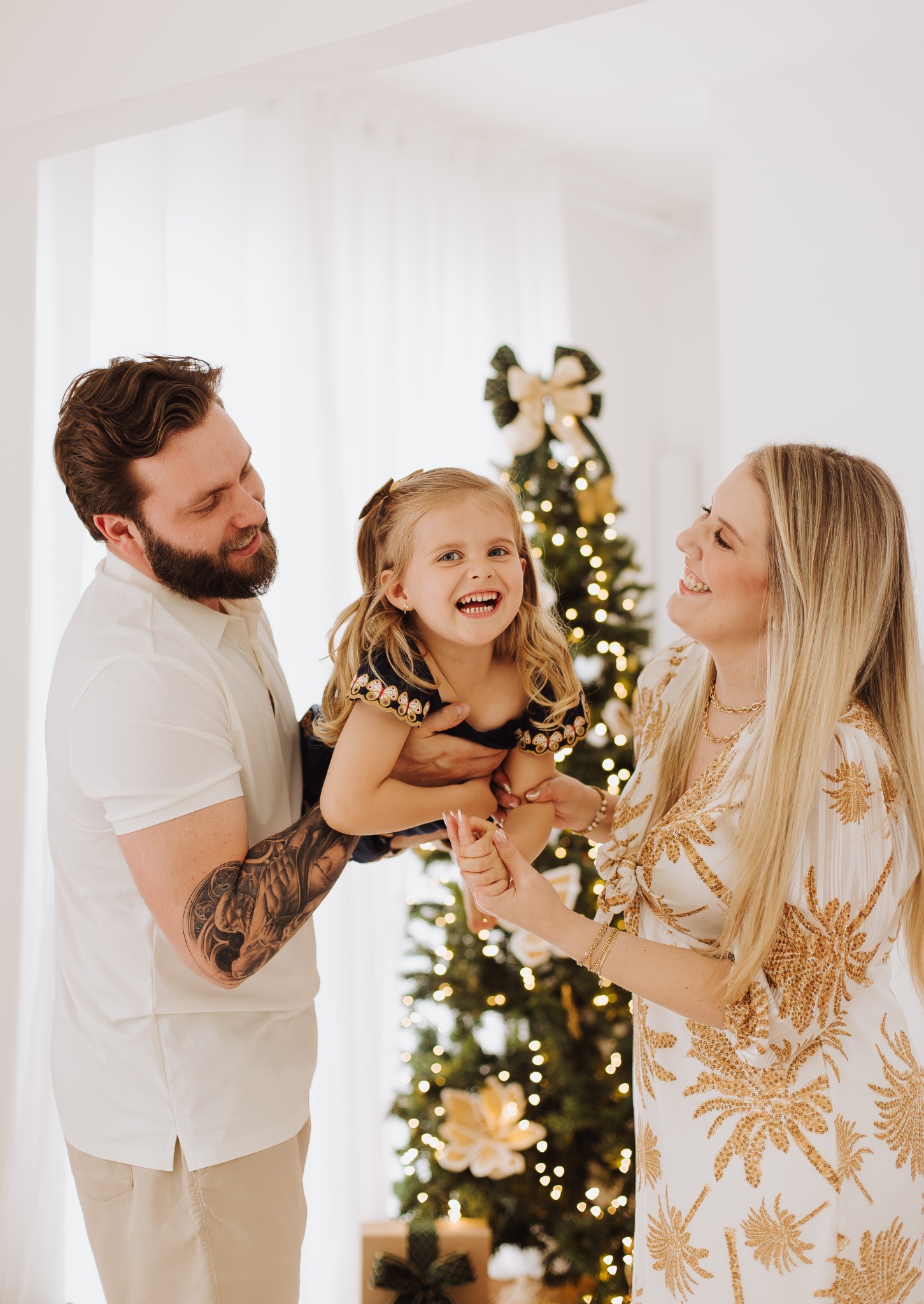 Família brincando junto no cenário natalino