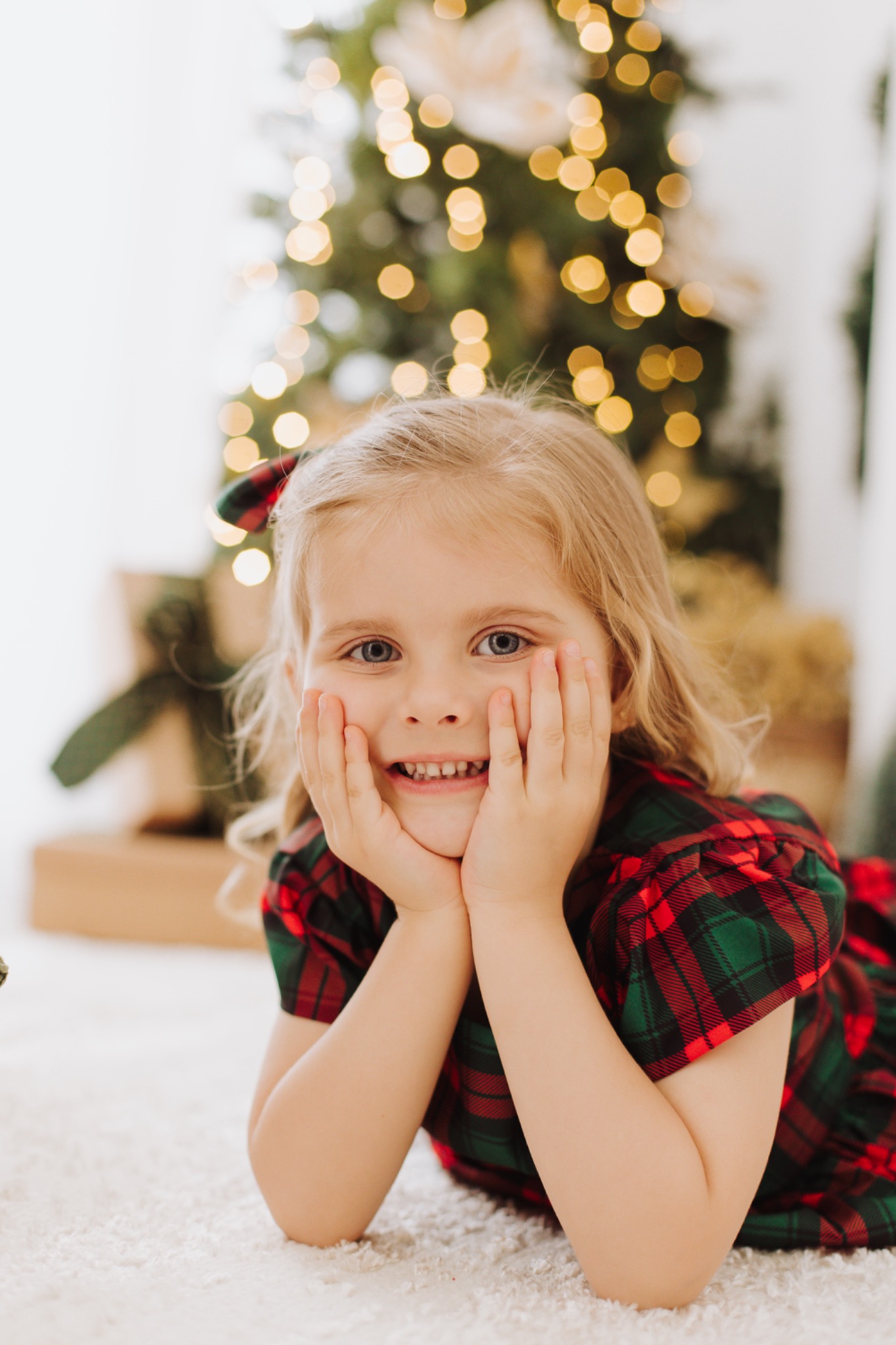 Retrato espontâneo de uma criança no cenário de Natal